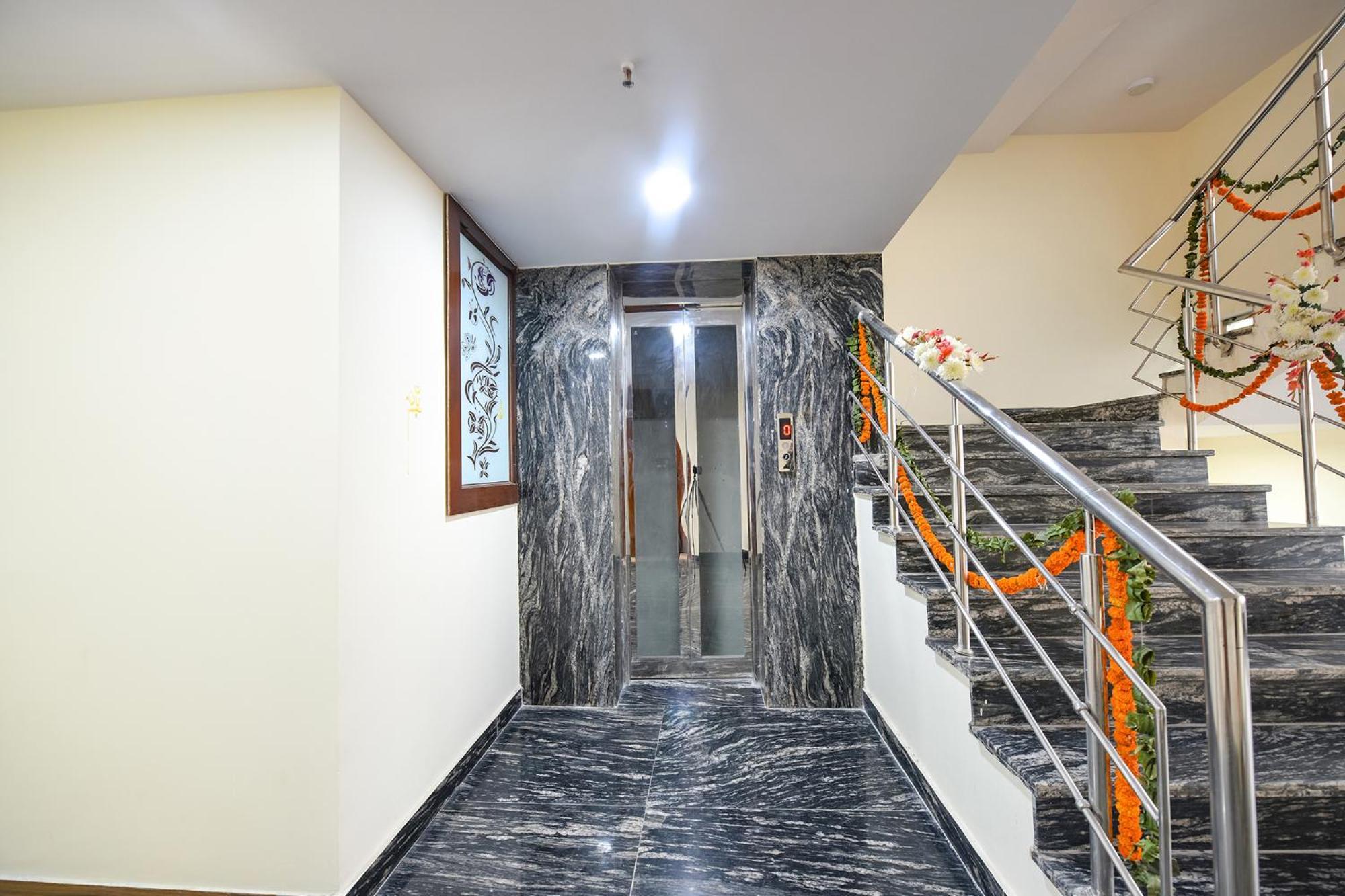 Fabhotel Mona International New Delhi Bagian luar foto