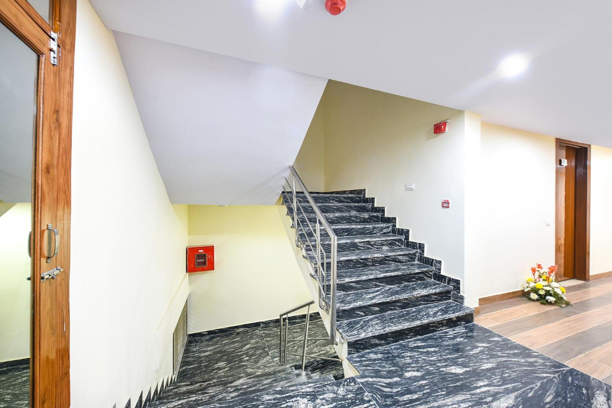 Fabhotel Mona International New Delhi Bagian luar foto